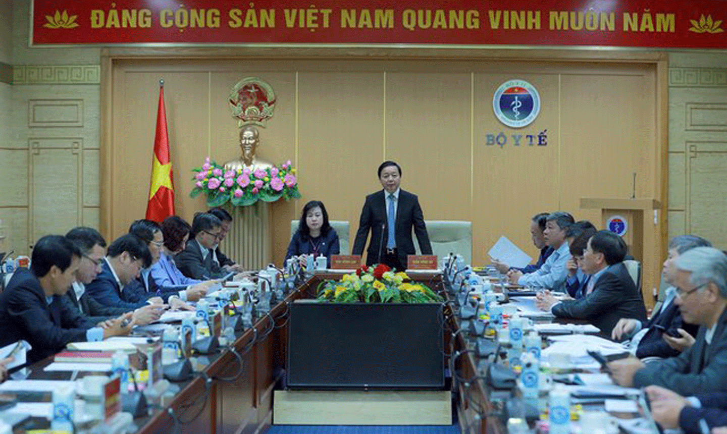 Phó Thủ tướng đề nghị tất cả bộ, ngành vào cuộc cùng Bộ Y tế khắc phục khó khăn, vướng mắc, trong đó có những vấn đề ảnh hưởng trực tiếp đến đời sống vật chất, tinh thần của cán bộ, nhân viên y tế, bảo đảm thực hiện tốt nhất công tác chăm sóc, bảo vệ sức khoẻ của nhân dân - Ảnh: VGP/Minh Khôi