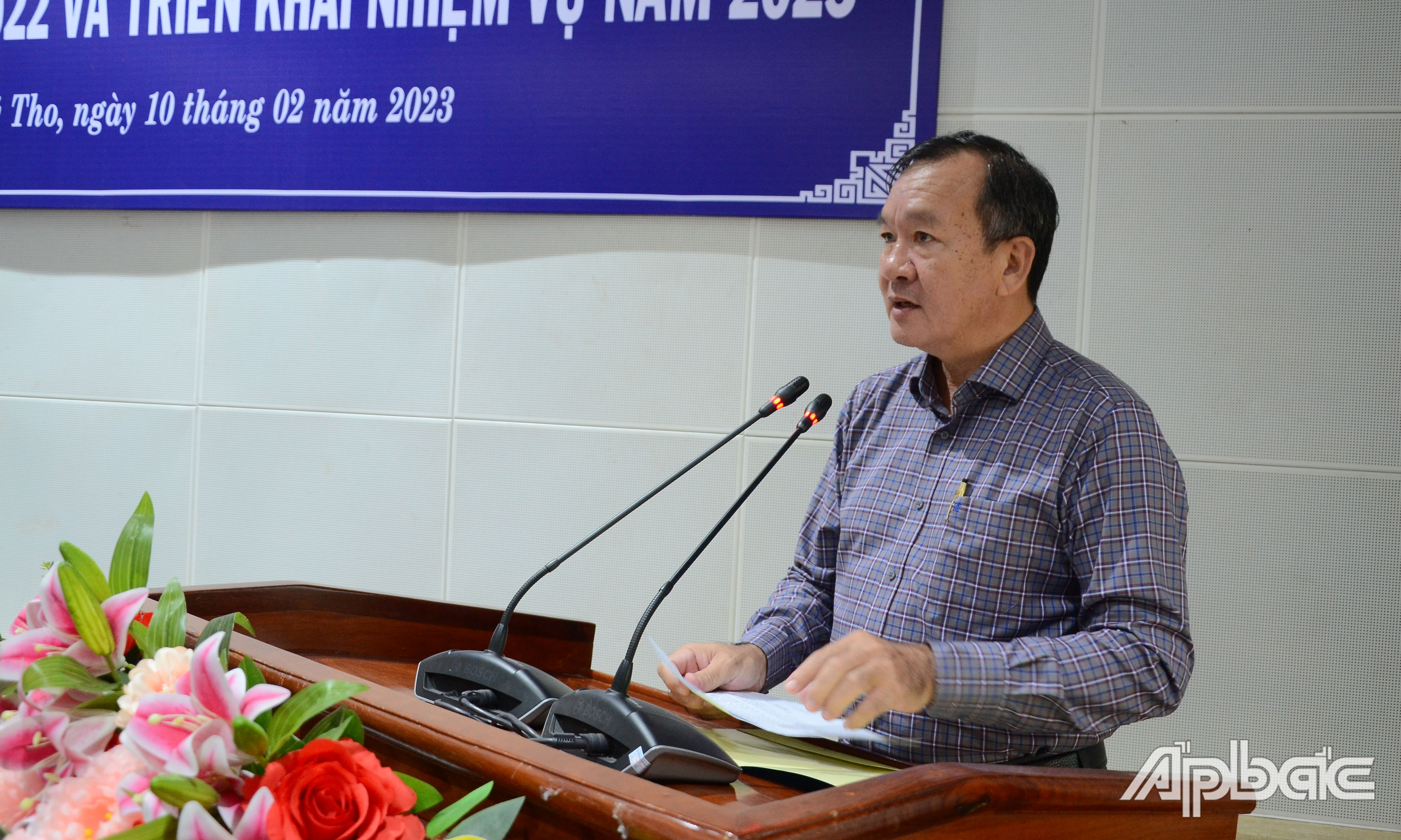 Phó Chủ tịch Hiệp hội DN tỉnh Nguyễn Văn Thái báo cáo kết quả hoạt động năm 2022.