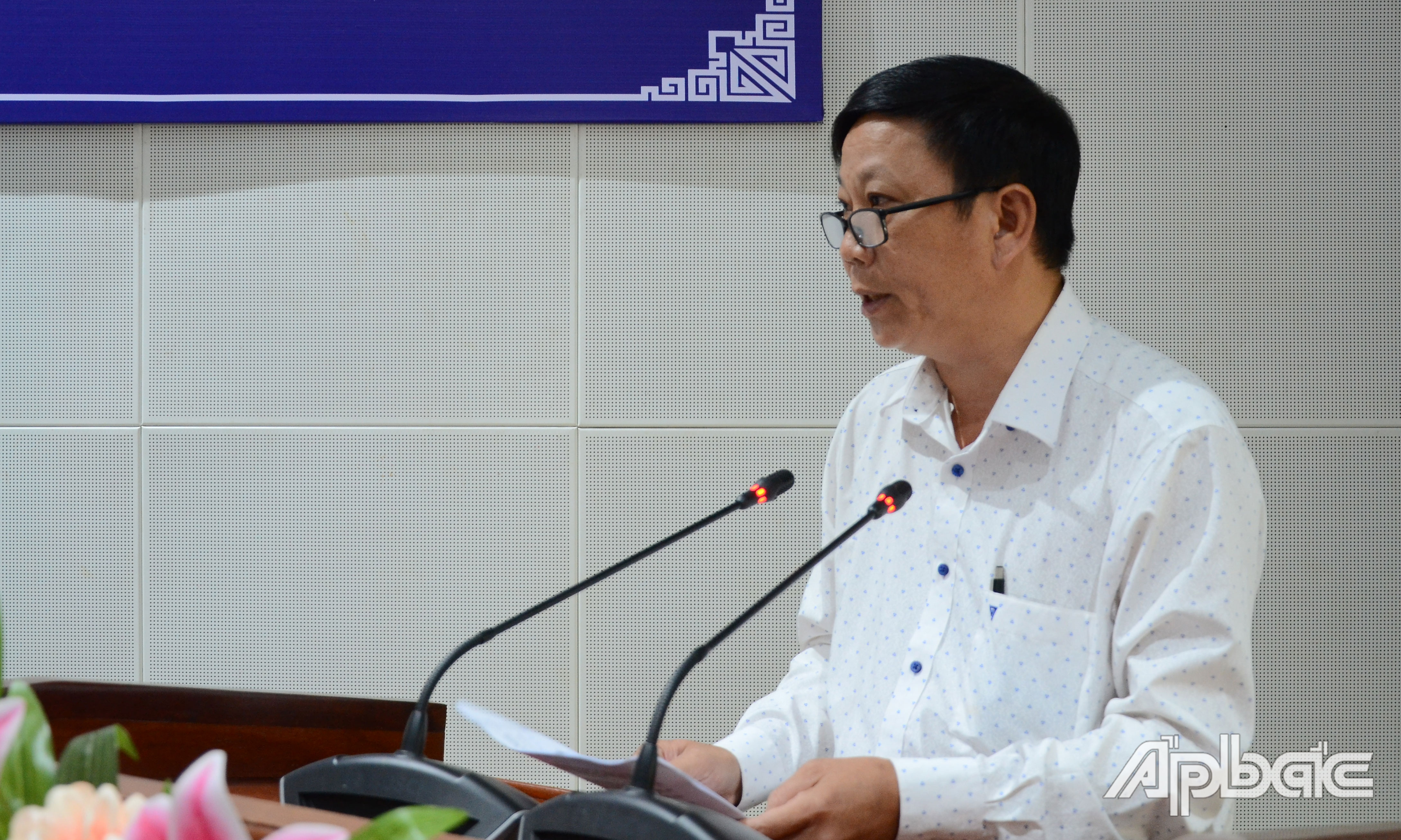 Lãnh đạo các sở, ngành phát biểu ý kiến.