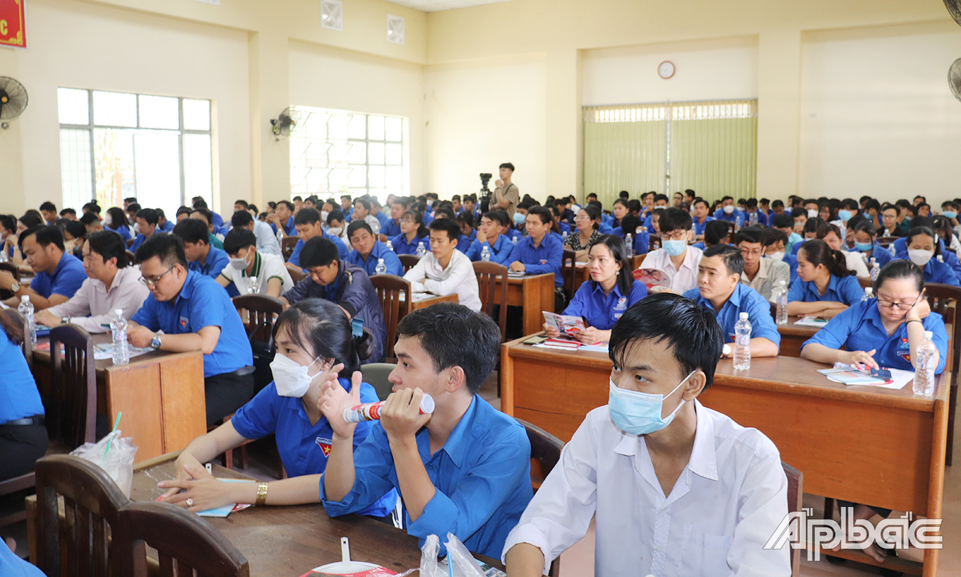 Quang cảnh chương trình tư vấn lao động.