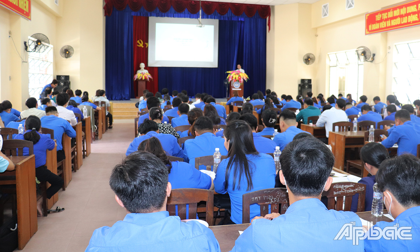 Sinh viên trường Đại học Tiền Giang xem clip giới thiệu chương trình việc làm của công ty Esuhai tại Nhật Bản.