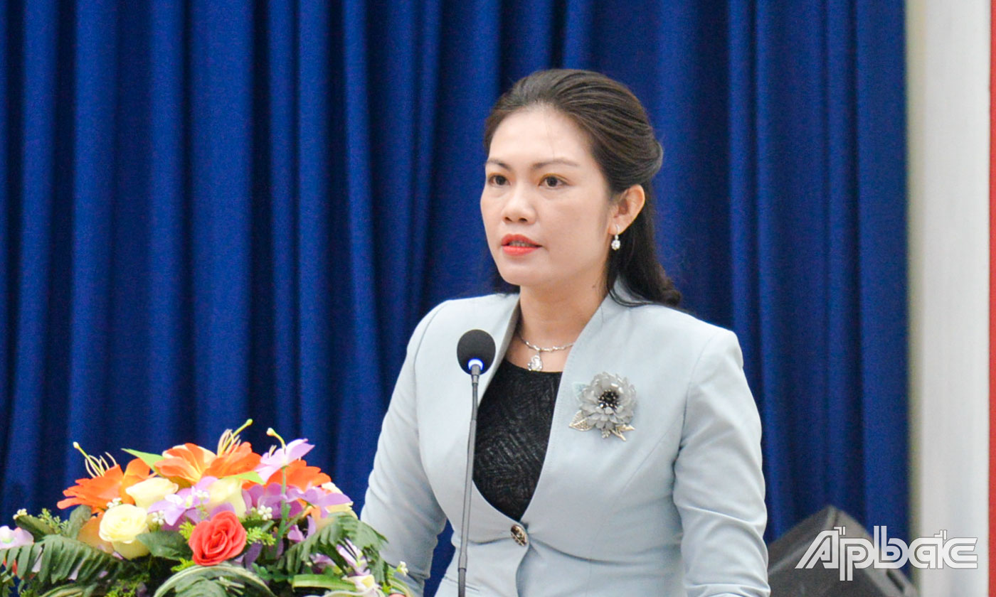 Đồng chí Nguyễn Thị Uyên Trang, Tỉnh ủy viên, Phó Trưởng ban Thường trực Ban Tuyên giáo Tỉnh ủy báo cáo tổng kết Giải thưởng - Cuộc thi.