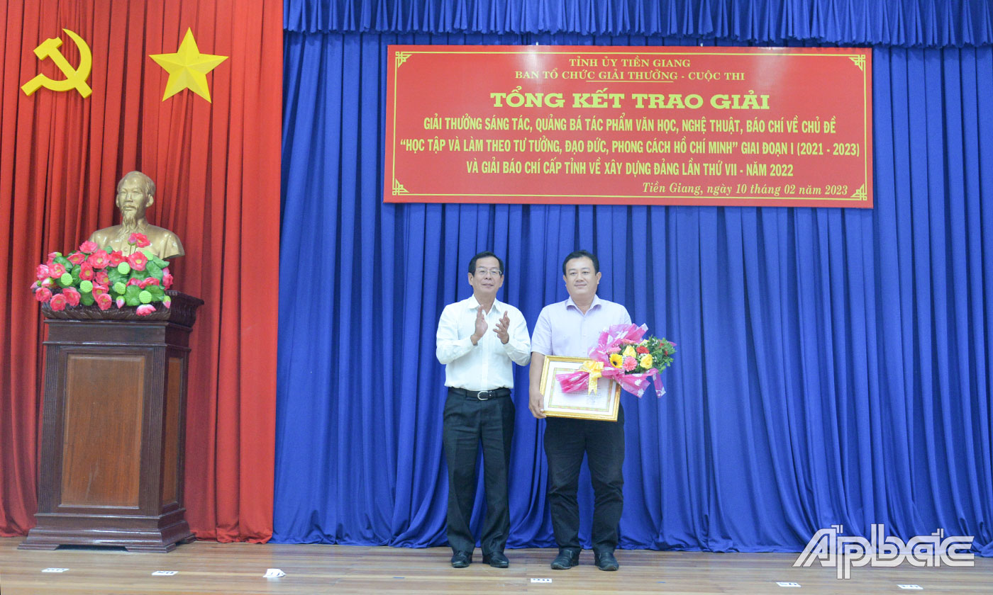 đồng chí Nguyễn Hữu Việt, Hàm Vụ trưởng, Phó Trưởng cơ quan Thường trực khu vực miền Nam, Ban Tuyên giáo Trung ương trao giải Nhất cho nhóm tác giả đoạt giải Nhất Giải Búa liềm vàng.