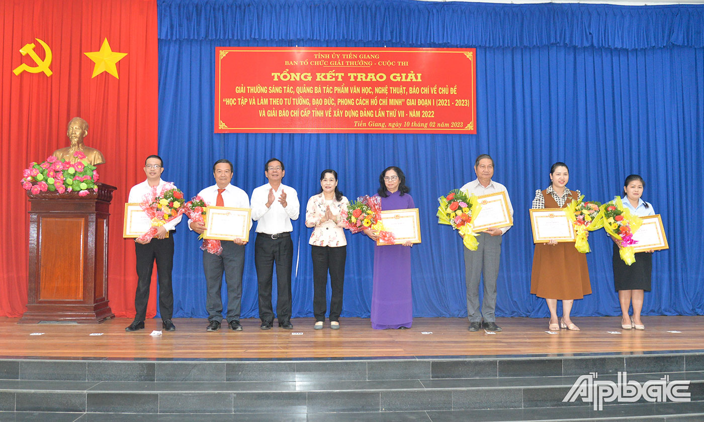 Đồng chí Nguyễn Hữu Việt và đồng chí Châu Thị Mỹ Phương trao giải Nhất cho tác giả, nhóm tác giả đạt Giải thưởng sáng tác, quảng bá tác phẩm văn học, nghệ thuật, báo chí về chủ đề “Học tập và làm theo tư tưởng, đạo đức, phong cách Hồ Chí Minh” giai đoạn 1 (2021 - 2023).