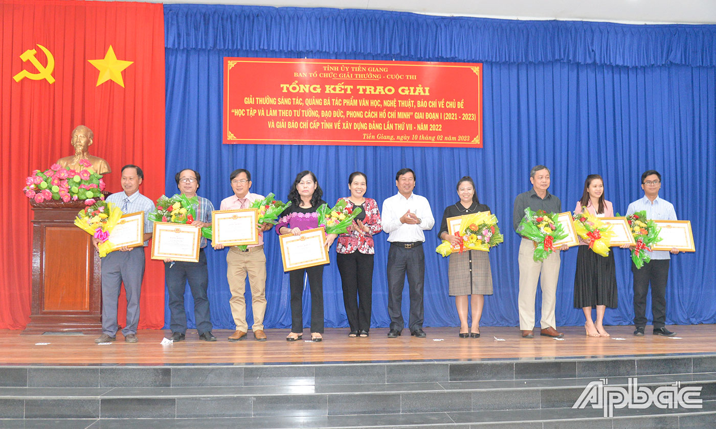 Đồng chí Nguyễn Thị Lan, Tỉnh ủy viên, Phó Trưởng ban Thường trực Ban Tổ chức Tỉnh ủy và đồng chí Phạm Văn An, Tỉnh ủy viên, Phó Chủ nhiệm Thường trực Ủy Ban Kiểm tra Tỉnh ủy trao giải Nhì cho tác giả, nhóm tác giả đạt giải Nhì Giải thưởng sáng tác, quảng bá tác phẩm văn học, nghệ thuật, báo chí về chủ đề “Học tập và làm theo tư tưởng, đạo đức, phong cách Hồ Chí Minh” giai đoạn 1 (2021 - 2023).