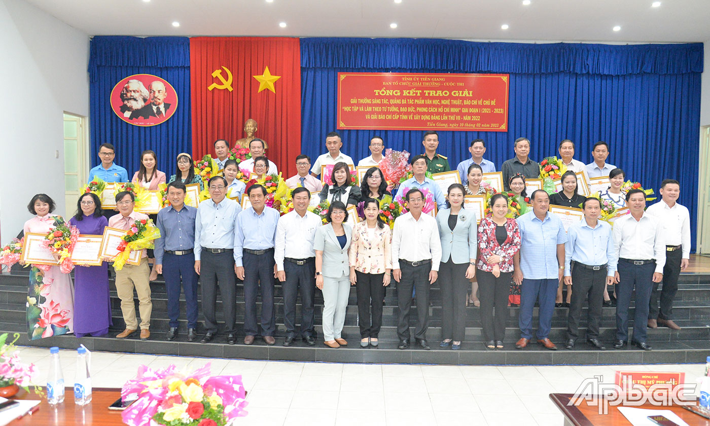 Tác giả, nhóm tác giả chụp ảnh lưu niệm cùng Ban Tổ chức Giải thưởng - Cuộc thi.