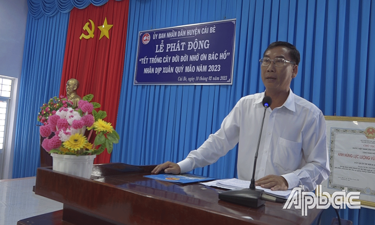 Phó Chủ tịch UBND huyện Cái Bè Phan Thanh Sơn phát động phong trào Tết trồng cây. 