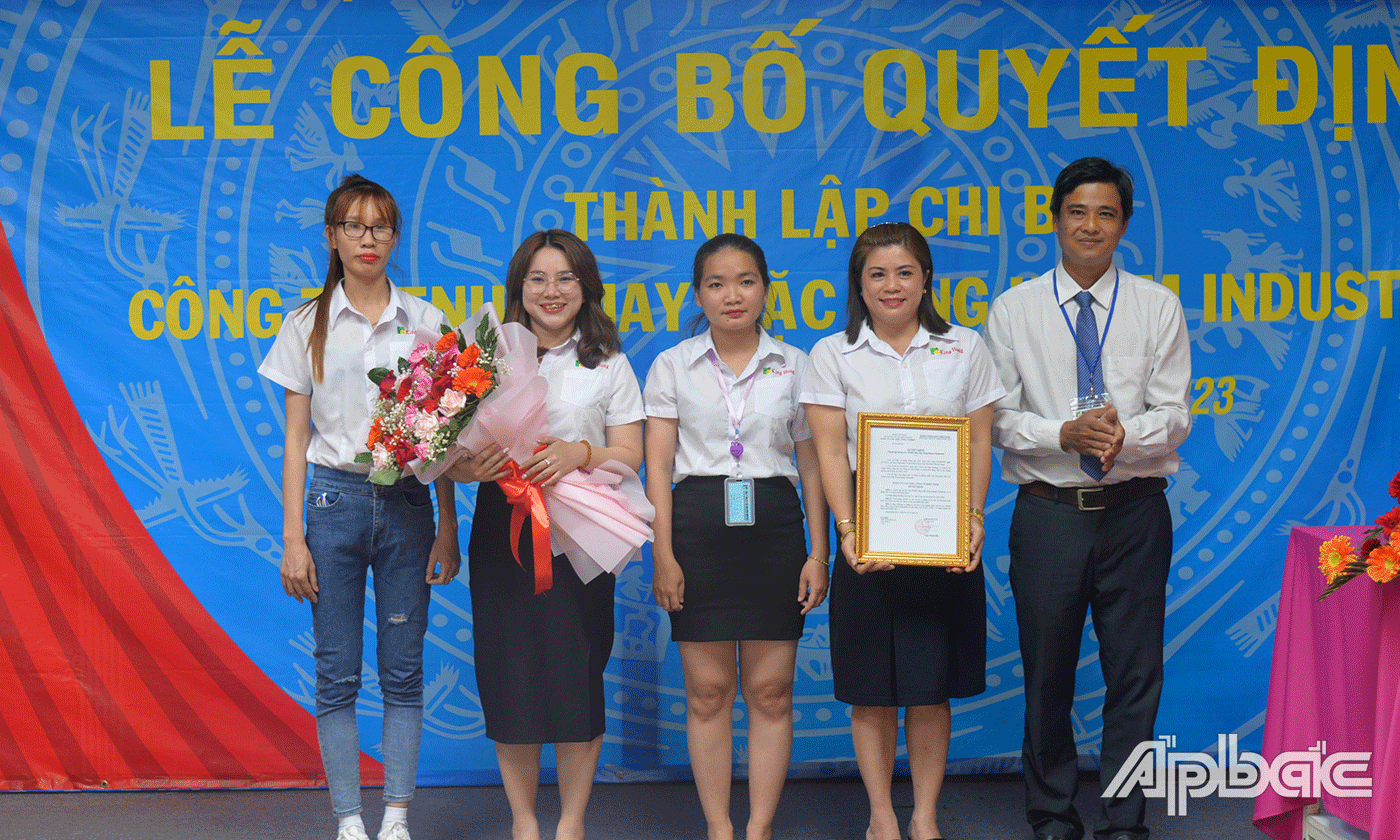 Bí thư Đảng ủy các Khu công nghiệp tỉnh Trần Minh Diễn phát biểu và trao quyết định thành lập chi bộ Công ty TNHH Công ty TNHH May mặc Kinh Hamm Industrial