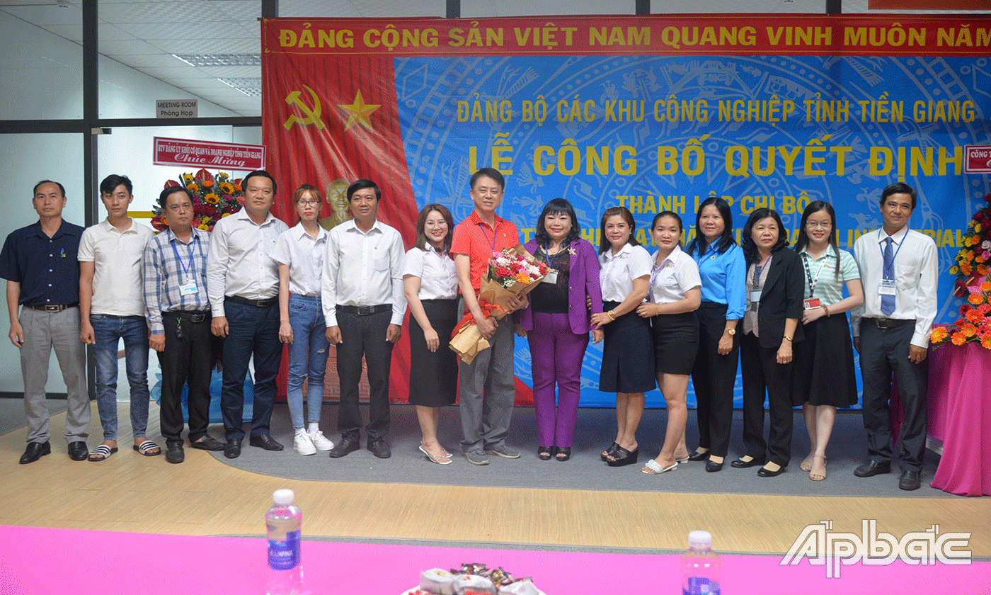 Đảng ủy Khối chụp ảnh lưu niệm cùng lãnh đạo công ty.