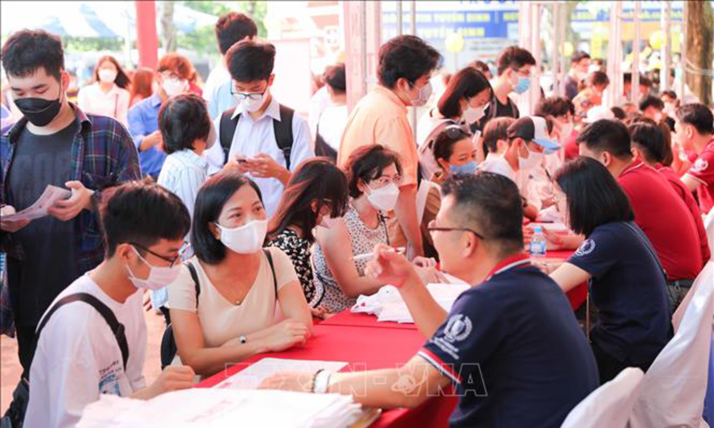 Thí sinh tham dự ngày hội tư vấn xét tuyển sau khi công bố điểm thi tốt nghiệp THPT năm 2022. Ảnh tư liệu: Thanh Tùng/TTXVN