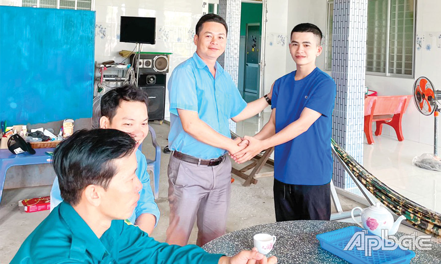 Hội đồng NVQS xã Tam Hiệp đến nhà thăm hỏi, động viên công dân trúng tuyển NVQS năm 2023.