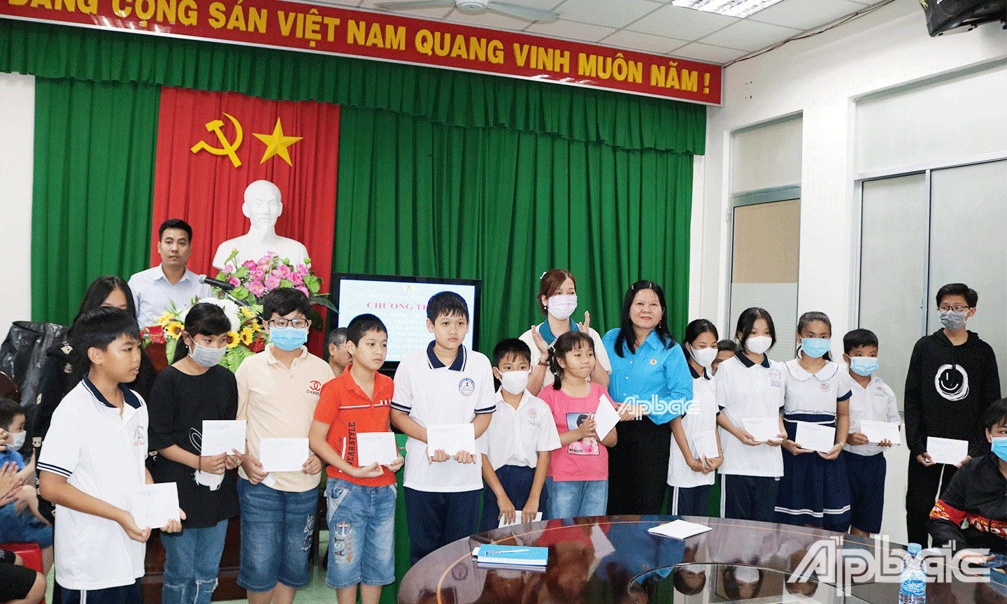 Lễ trao học bổng cho con đoàn viên, công nhân lao động có hoàn cảnh khó khăn 