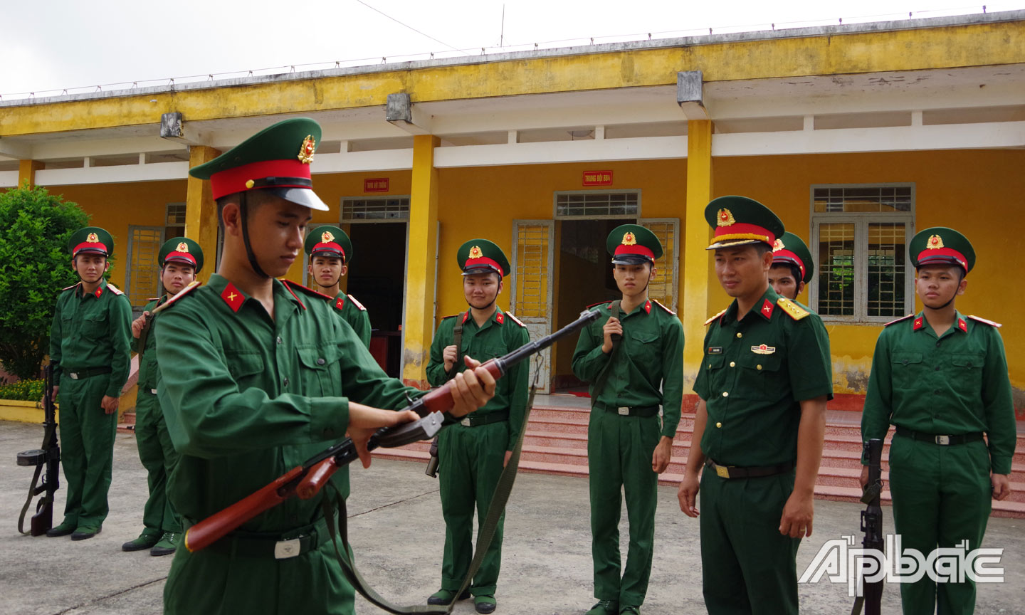 Học tập làm quen, thao tác sử dụng vũ khí được trang bị.