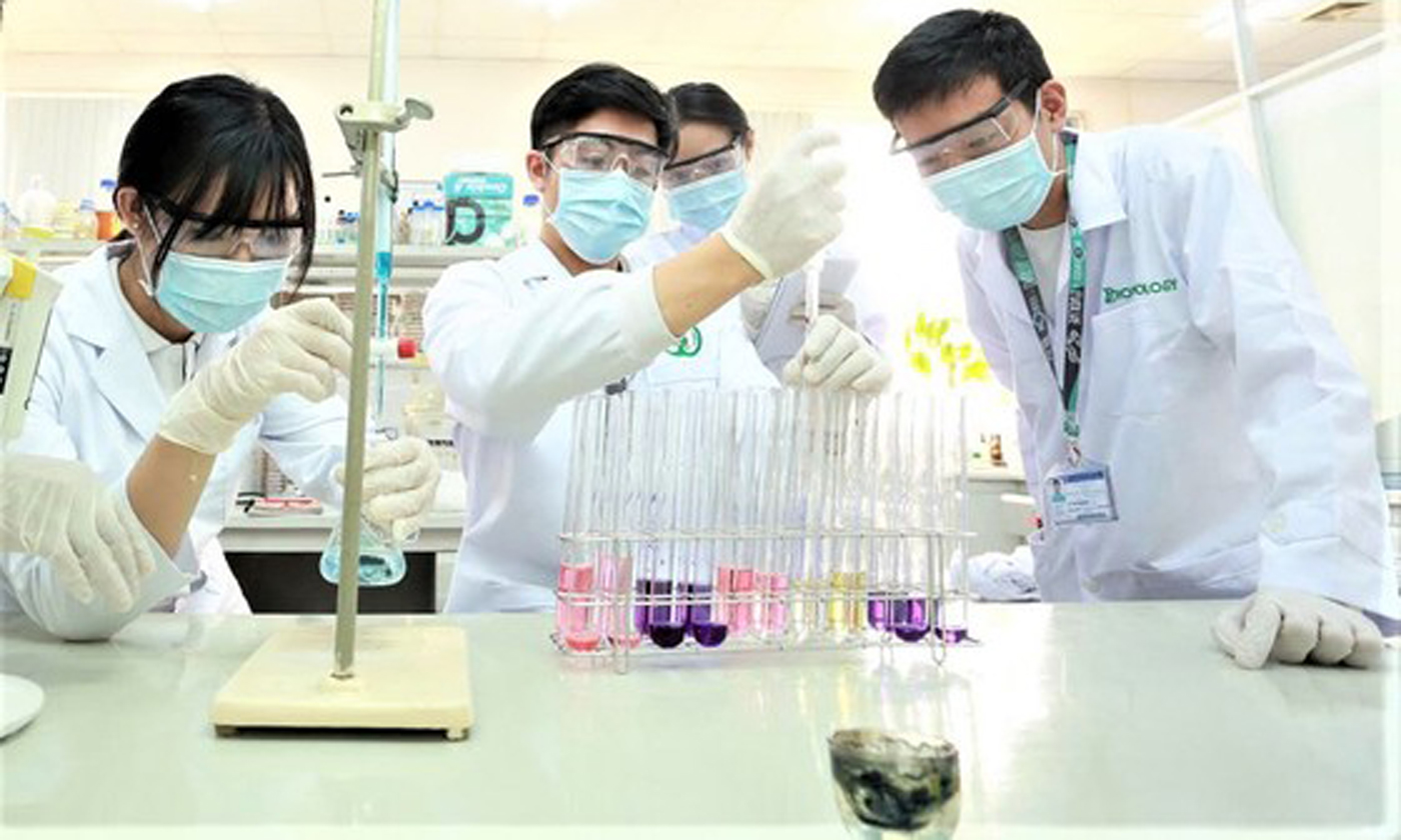 Sinh viên ngành Công nghệ sinh học, Trường ĐH Quốc tế (ĐH Quốc gia TPHCM) trong giờ học thực hành