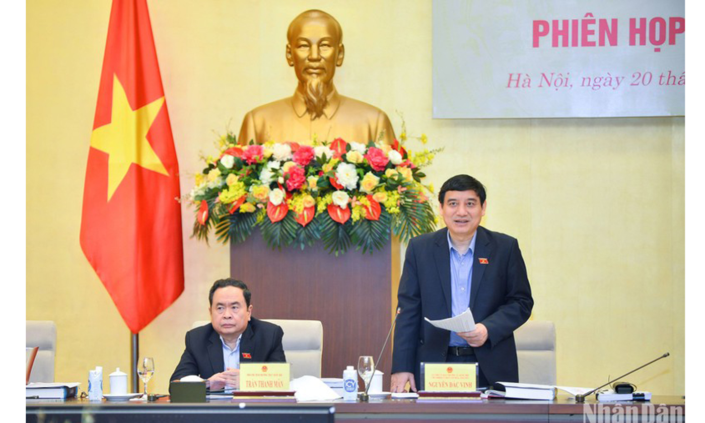 Chủ nhiệm Ủy ban Văn hóa, Giáo dục Nguyễn Đắc Vinh phát biểu.