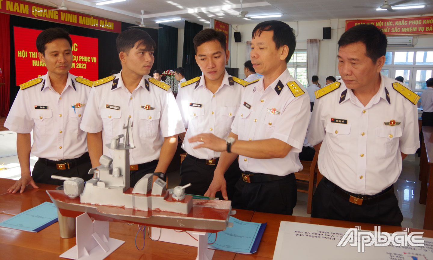 Các đại biểu thăm quan mô hình học cụ tại Hội thi mô hình học cụ lữ đoàn