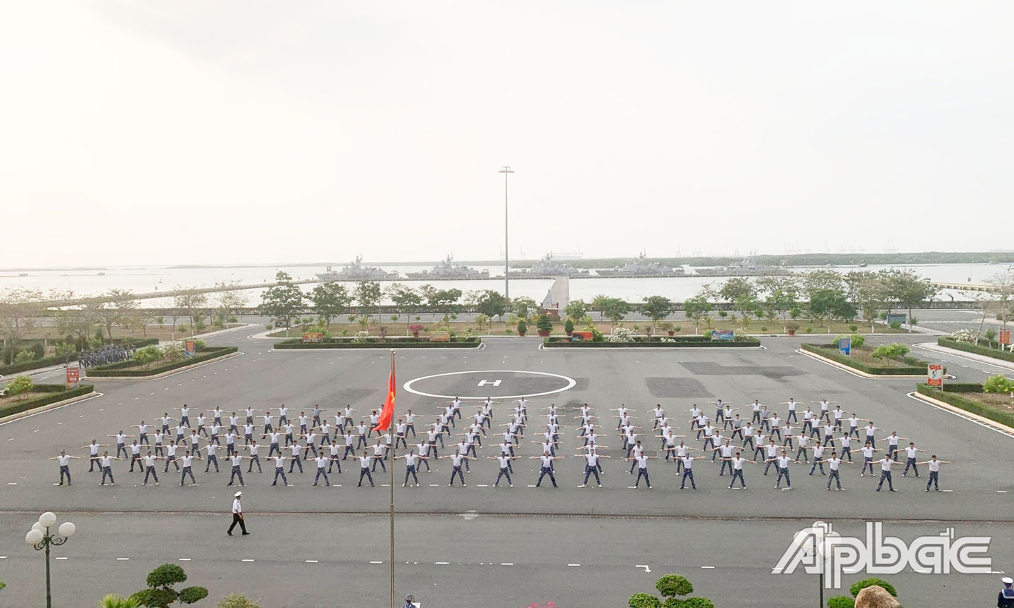 Tập luyện đồng diễn cho lễ ra quân huấn luyện.