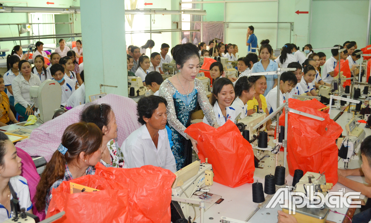 Thường xuyên thăm hỏi, chỉa sẻ khó khăn với người lao động cũng góp phần xây dựng nên văn hóa của mỗi doanh nghiệp.