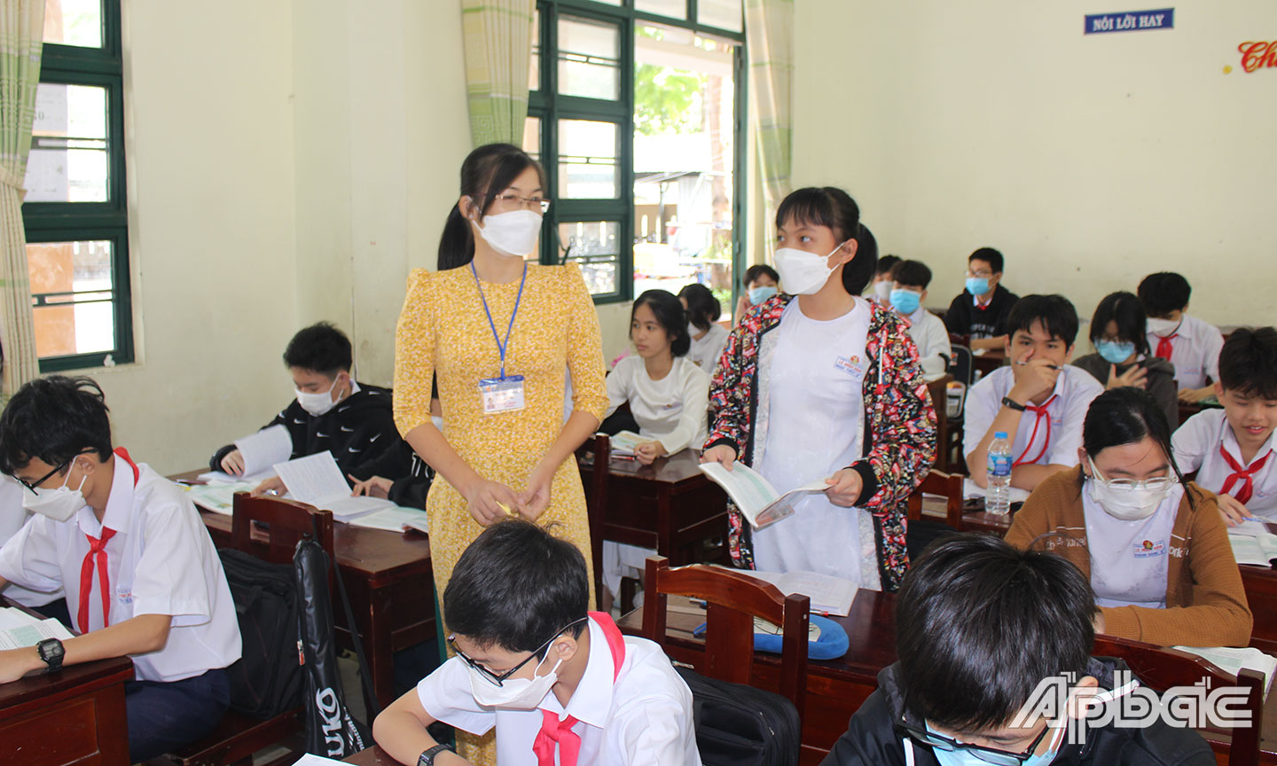  Năm học 2023 - 2024, học sinh khối lớp 4, 8 và 11 tỉnh Tiền Giang sẽ học Chương trình SGK mới. (Ảnh chụp học sinh lớp 8, Trường THCS Lê Ngọc Hân, TP. Mỹ Tho trong giờ học). 