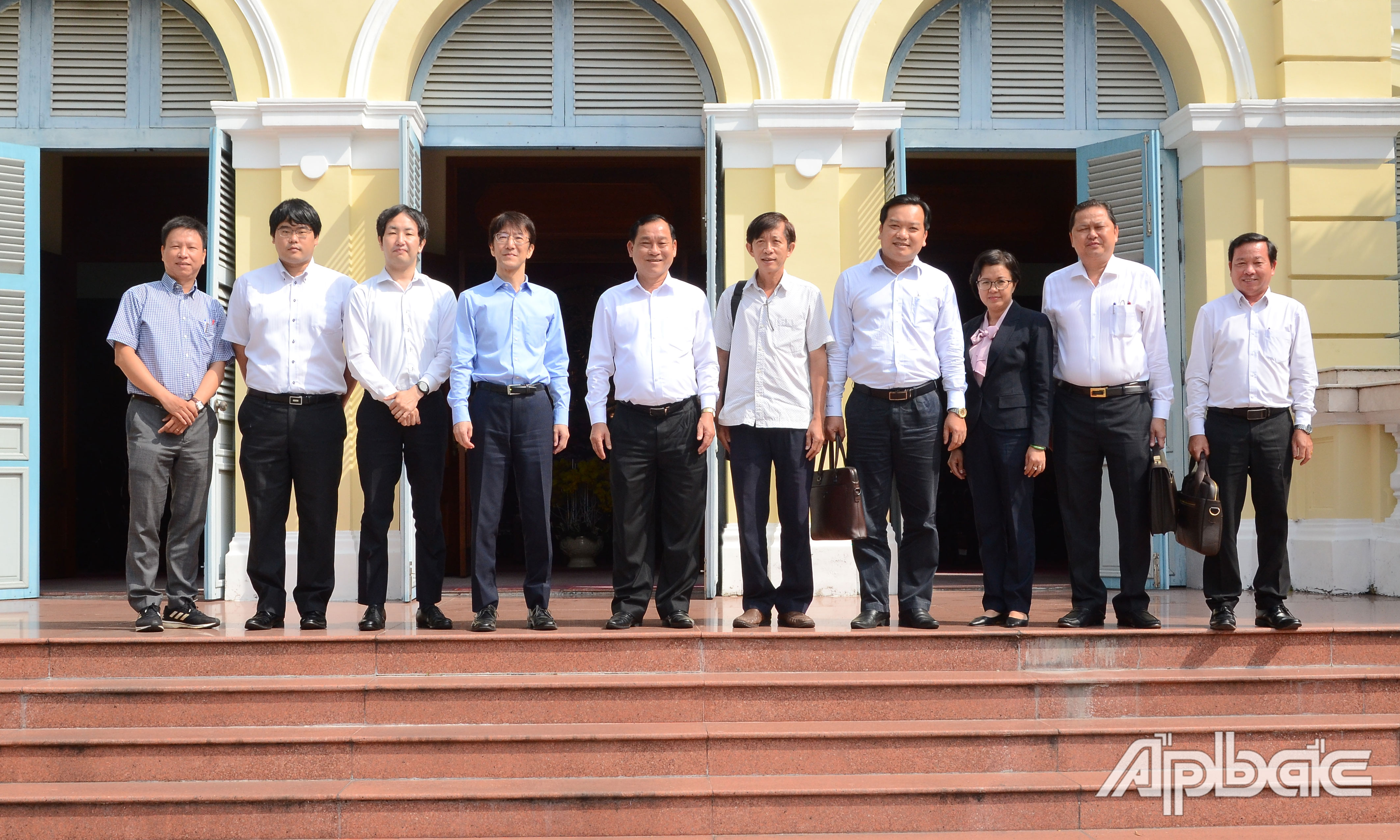 Lãnh đạo UBND tỉnh chụp hình lưu niệm cùng Tổ chức JETRO.