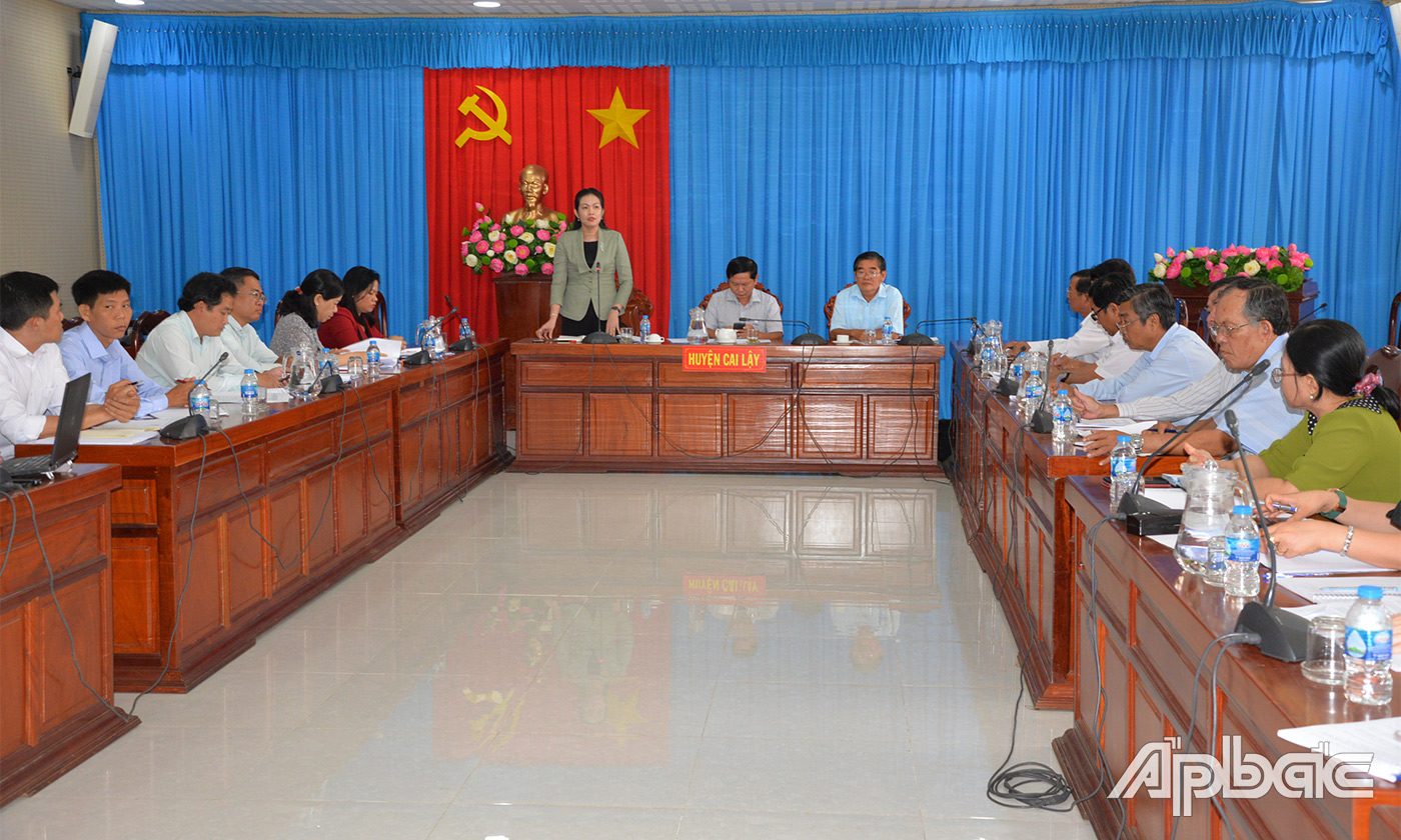 Đại biểu Nguyễn Thị Uyên Trang phát biểu tại buổi thảo luận tổ