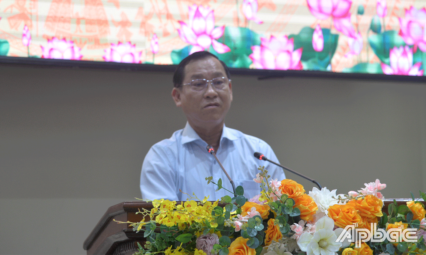 Chủ tịch UBND tỉnh Nguyễn Văn Vĩnh phát biểu tại hội nghị.
