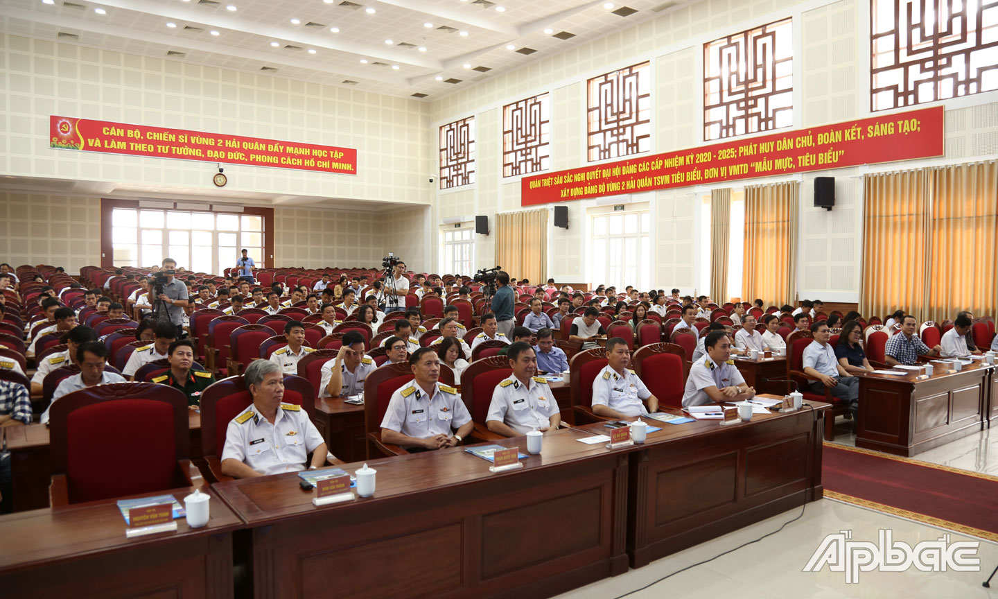 Các đại biểu về dự họp mặt.
