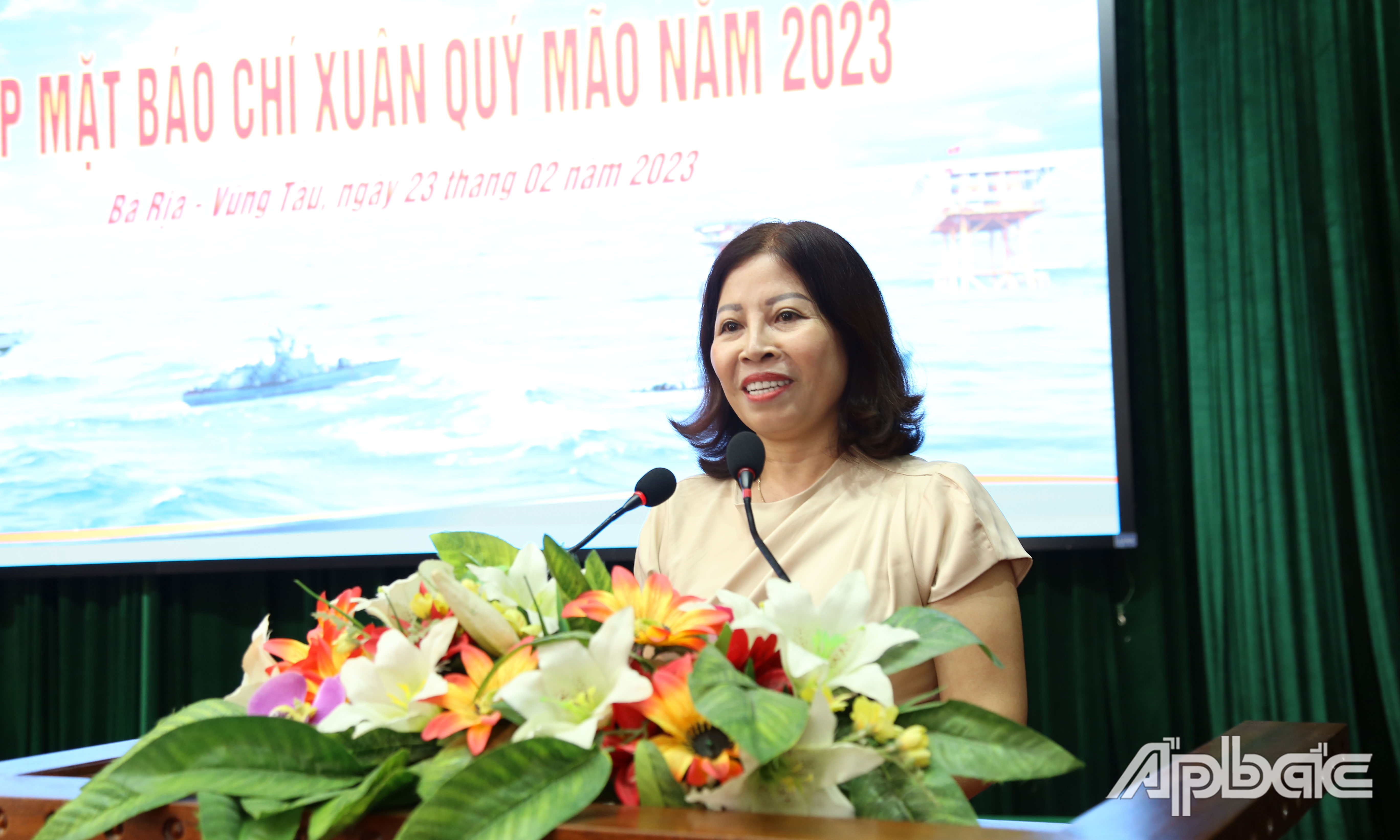 Chia sẽ lãnh đạo và phóng viên tại họp mặt.
