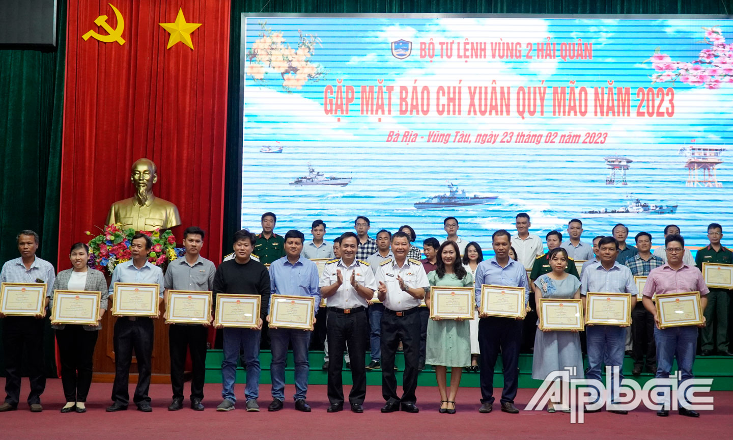 Bộ Tư lệnh Vùng 2 Hải quân trao thưởng cho các phóng viên có thành tích tốt trong công tác phối hợp tuyên truyền, thông tin tình hình biển, đảo năm 2022