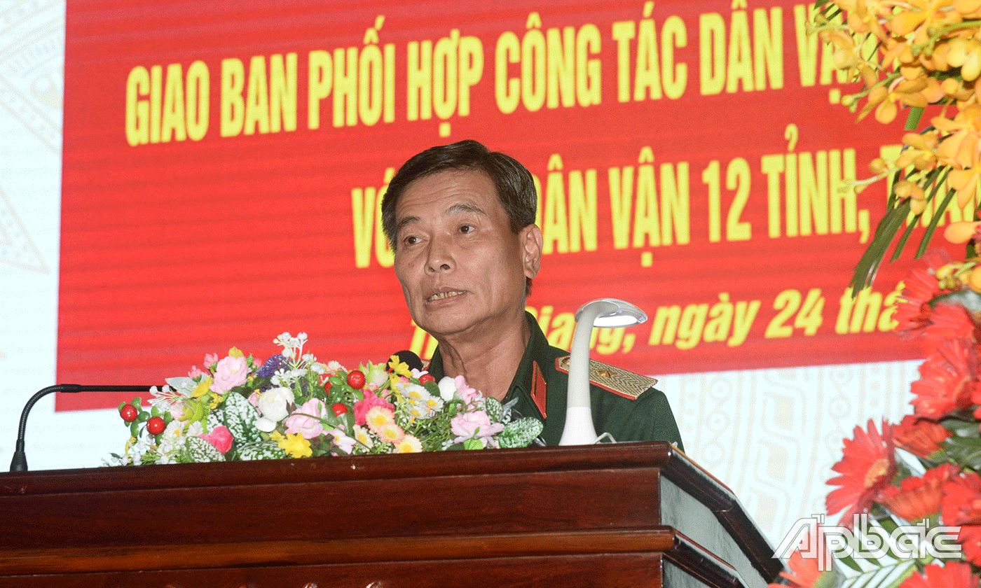Thiếu tướng Đoàn Thanh Xuân, Phó Chính ủy Quân khu 9 phát biểu tại hội nghị.