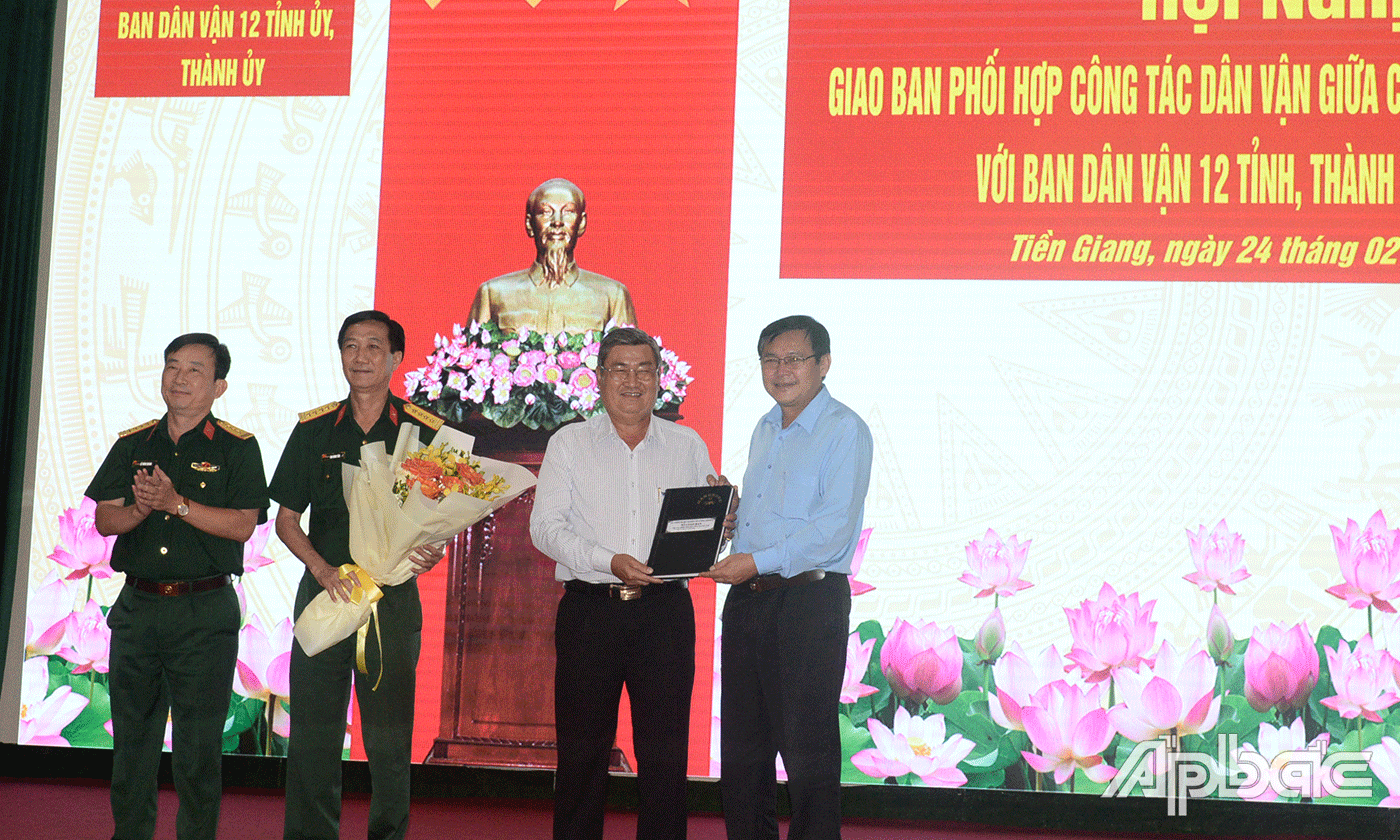 Trao sổ đăng cai hội nghị giao ban năm 2023 cho tỉnh Kiên Giang.