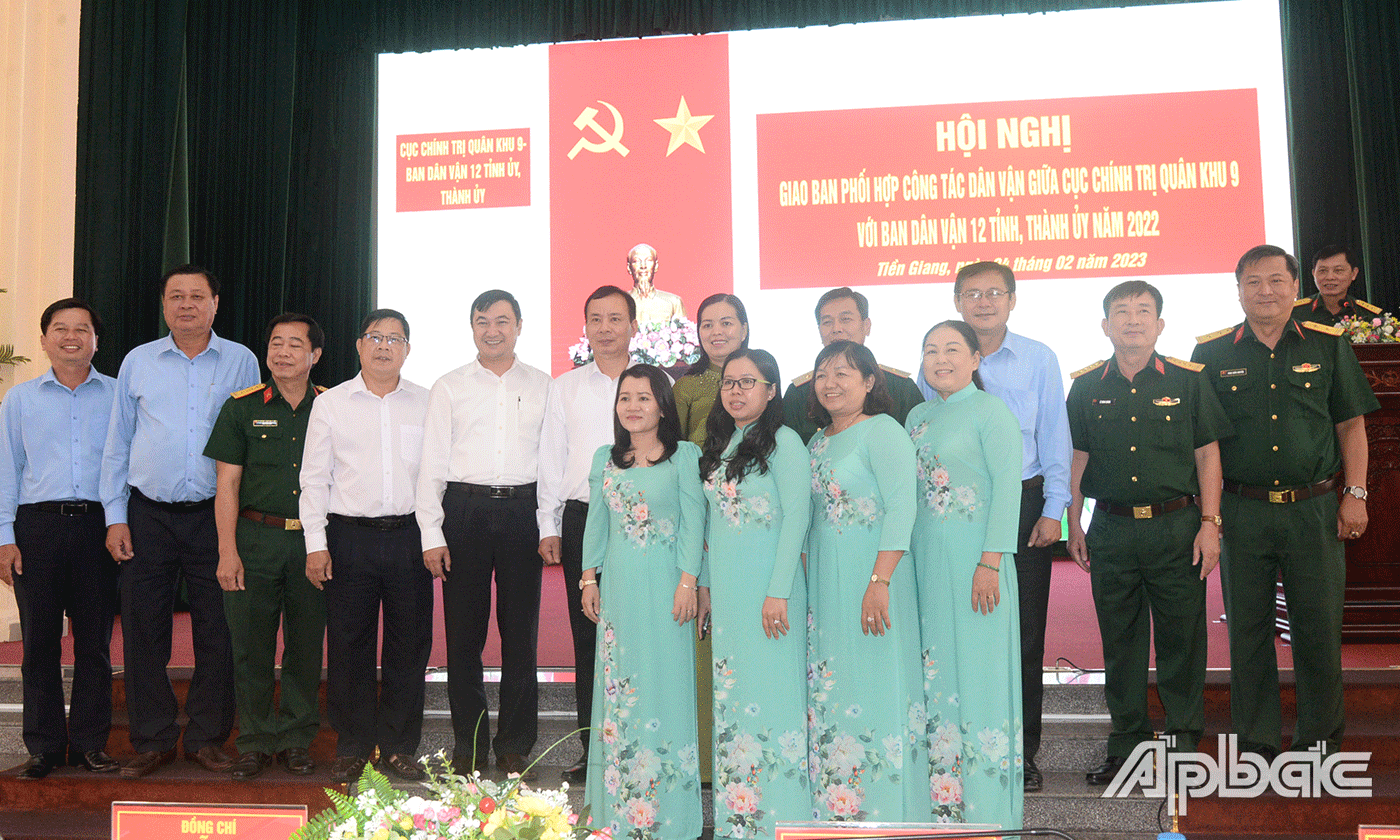 Đại biểu chụp ảnh lưu niệm.