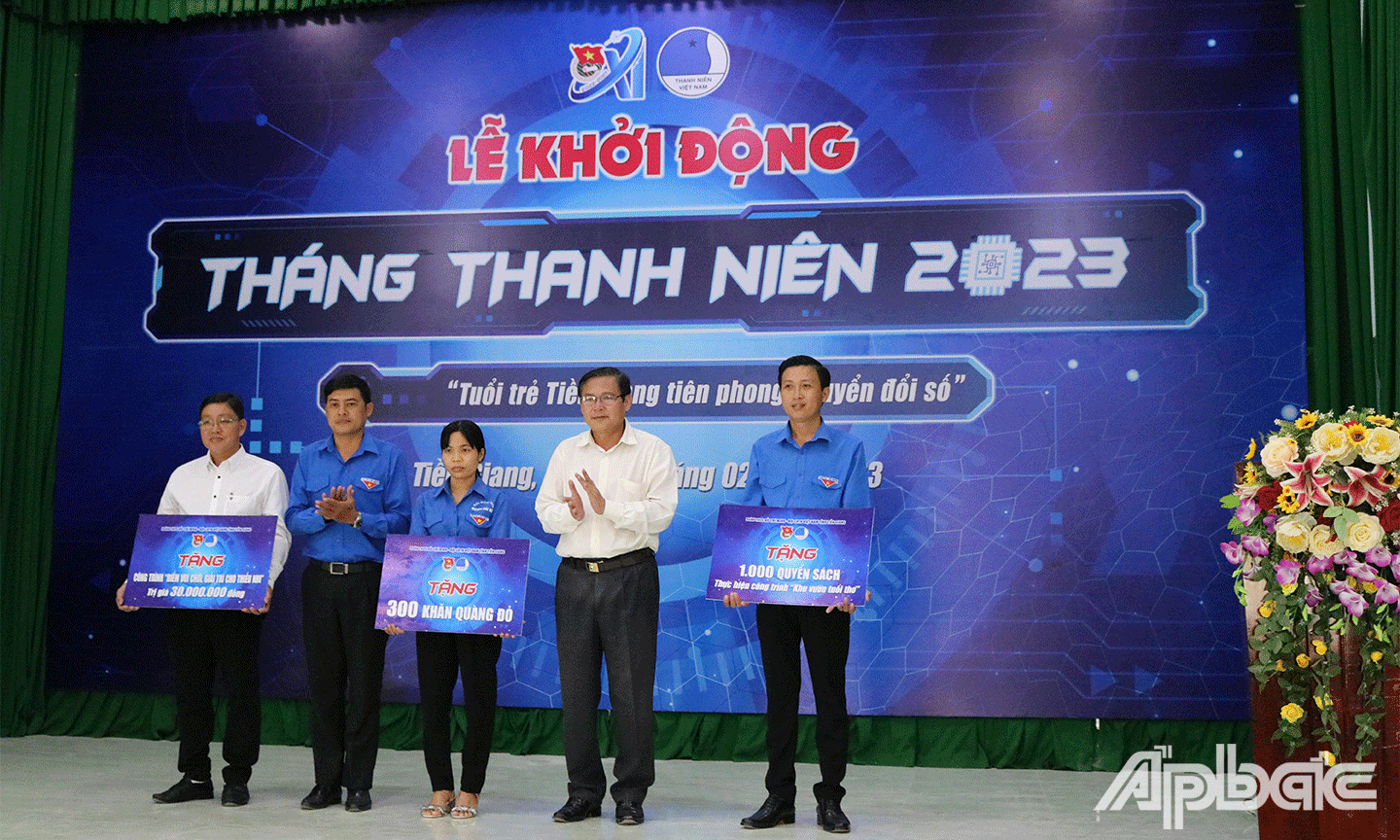 Đồng chí Đỗ Tấn Hùng-Uỷ viên Thường vụ Tỉnh ủy, Trưởng Ban Dân vận Tỉnh ủy Nguyễn Quang Minh, Bí thư Tỉnh Đoàn và