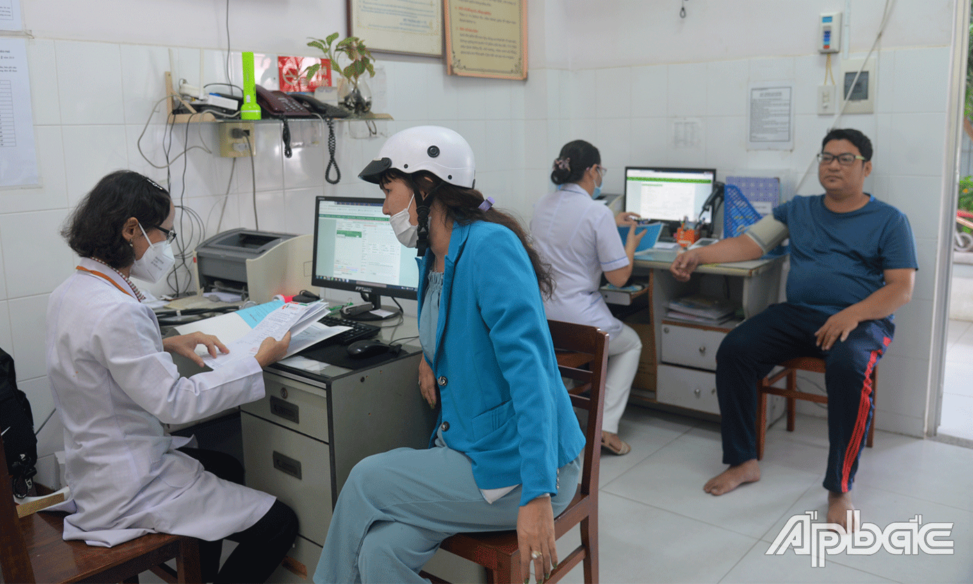 Người dân đến khám bệnh tại trạm.