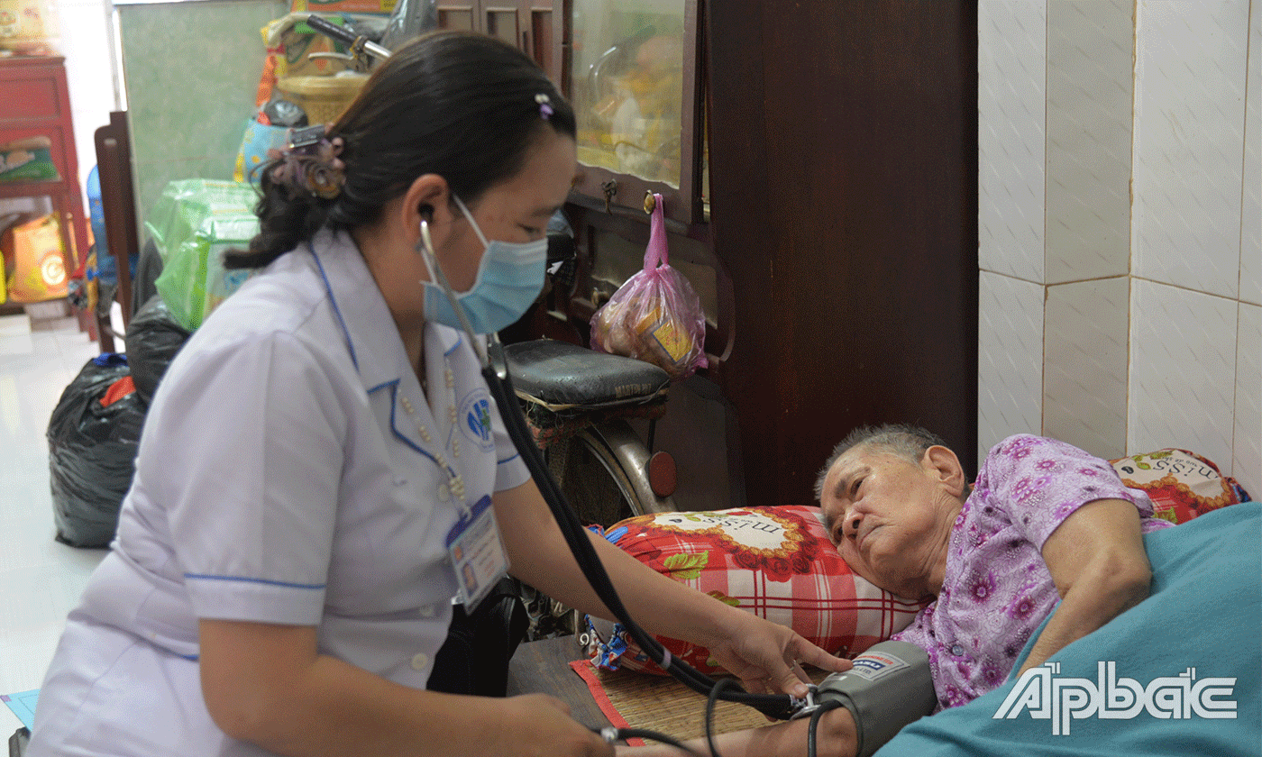 Khám bệnh tại nhà cho bệnh nhân.