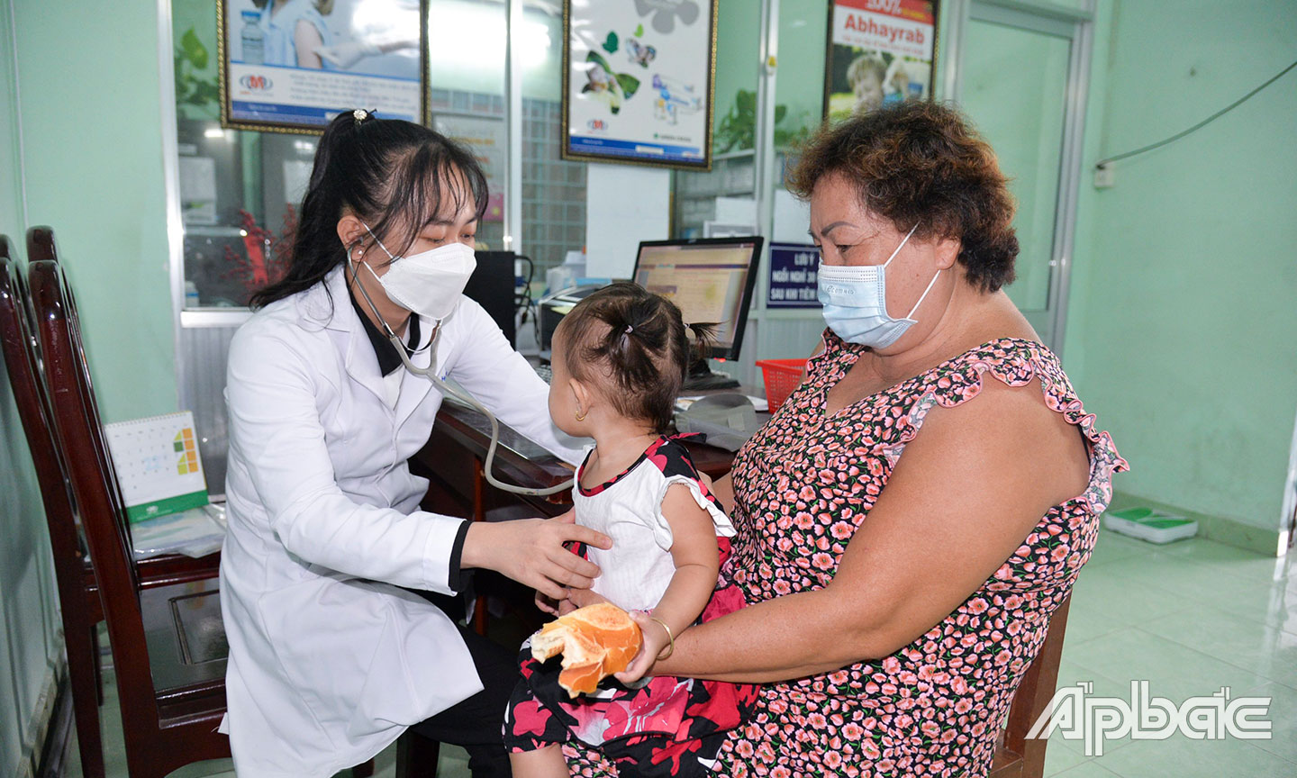 Khám sàng lọc trước khi tiêm  vắc xin  phòng bệnh  cho trẻ tại  Khoa Kiểm soát bệnh tật -  HIV/AIDS.