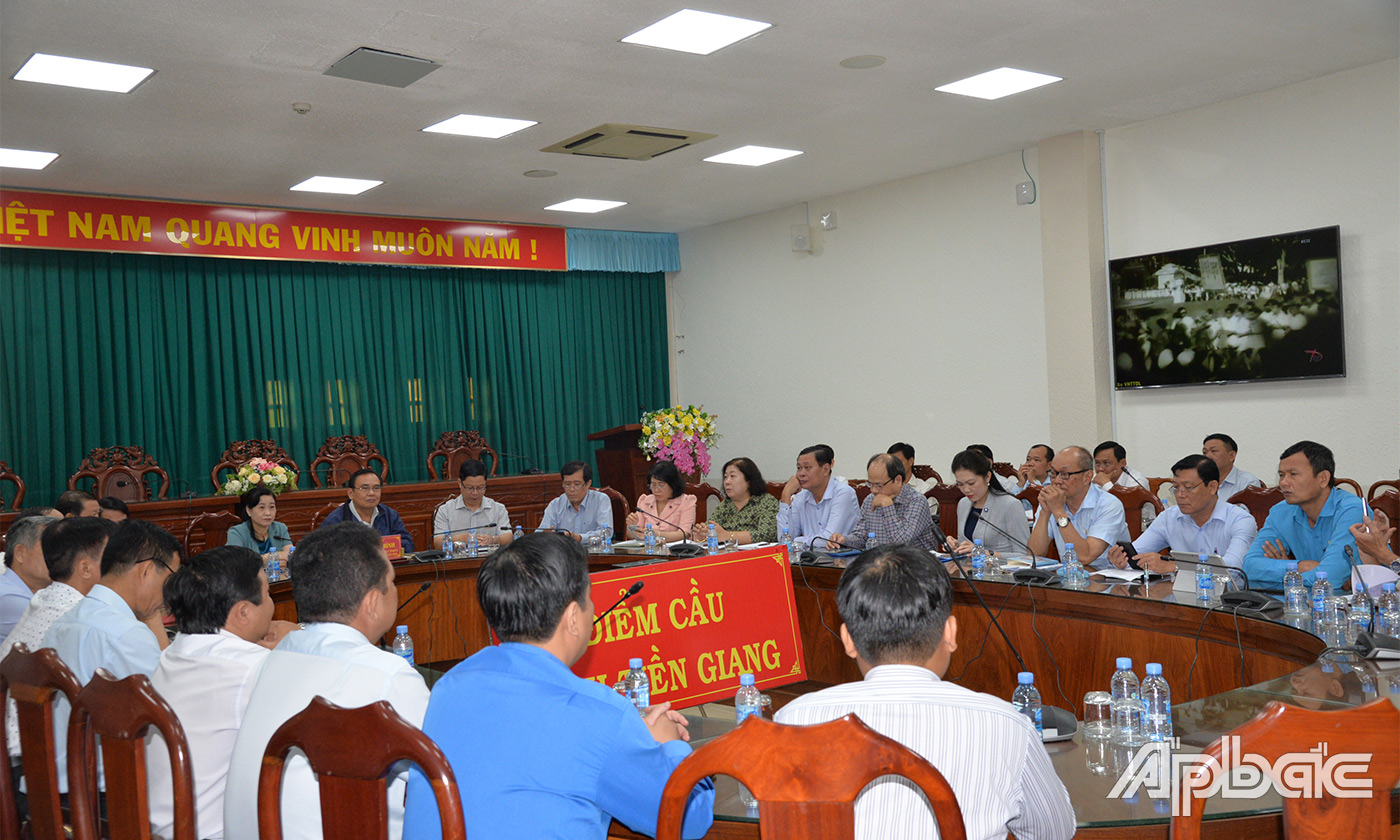Quang cảnh tại điểm cầu Tiền Giang