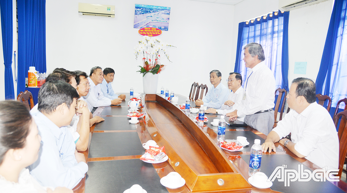 BSCK2 Lê Tấn Lộc, Giám đốc Bệnh viện Lao và Bệnh phổi báo cáo với Chủ tịch UBND tỉnh tình hình hoạt động của Bệnh viện trong giai đoạn hiện nay