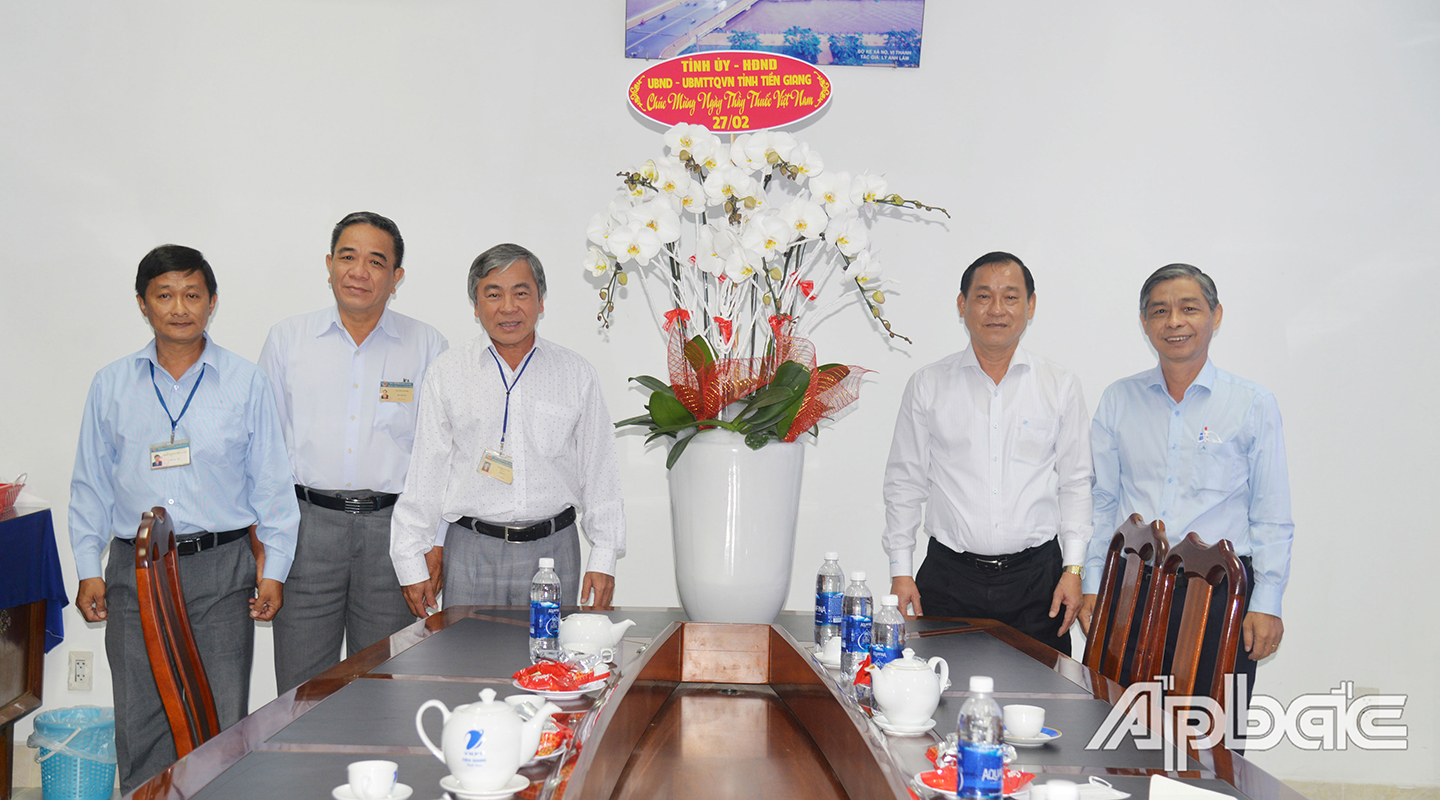 Đồng chí Nguyễn Văn Vĩnh trao hoa chúc mừng đến tập thể Ban Giám đốc Bệnh viện Lao và Bệnh phổi