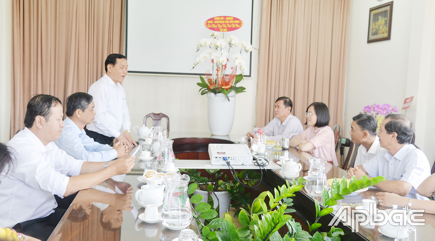 Chủ tich UBND tỉnh thăm hỏi, động viên tinh thần công tác của các thầy thuốc làm công tác y tế dự phòng