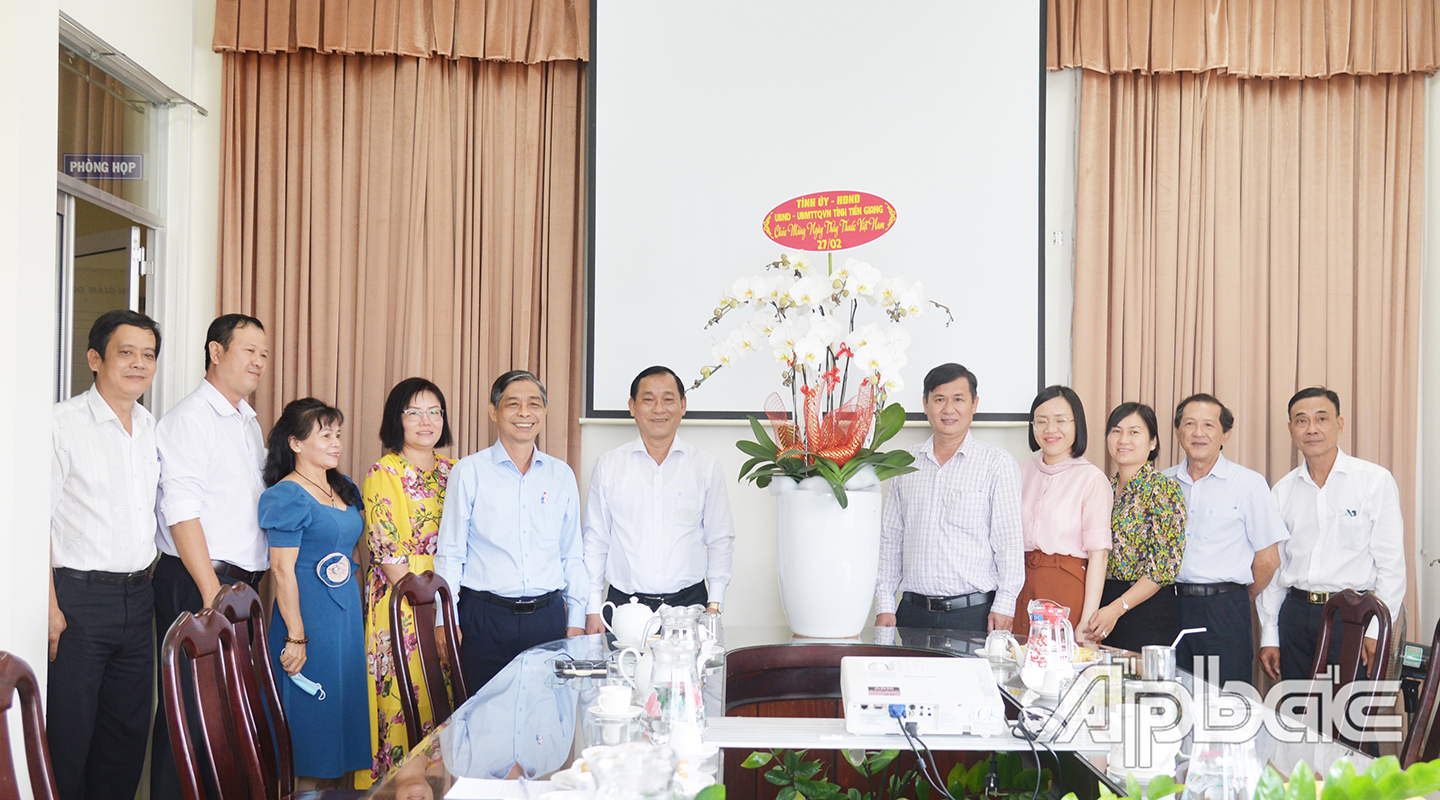 Những đóa hoa tươi thắm thay lời chúc mừng đã được Chủ tịch UBND tỉnh gửi đến tập thể Trung tâm Kiểm soát bệnh tật tỉnh
