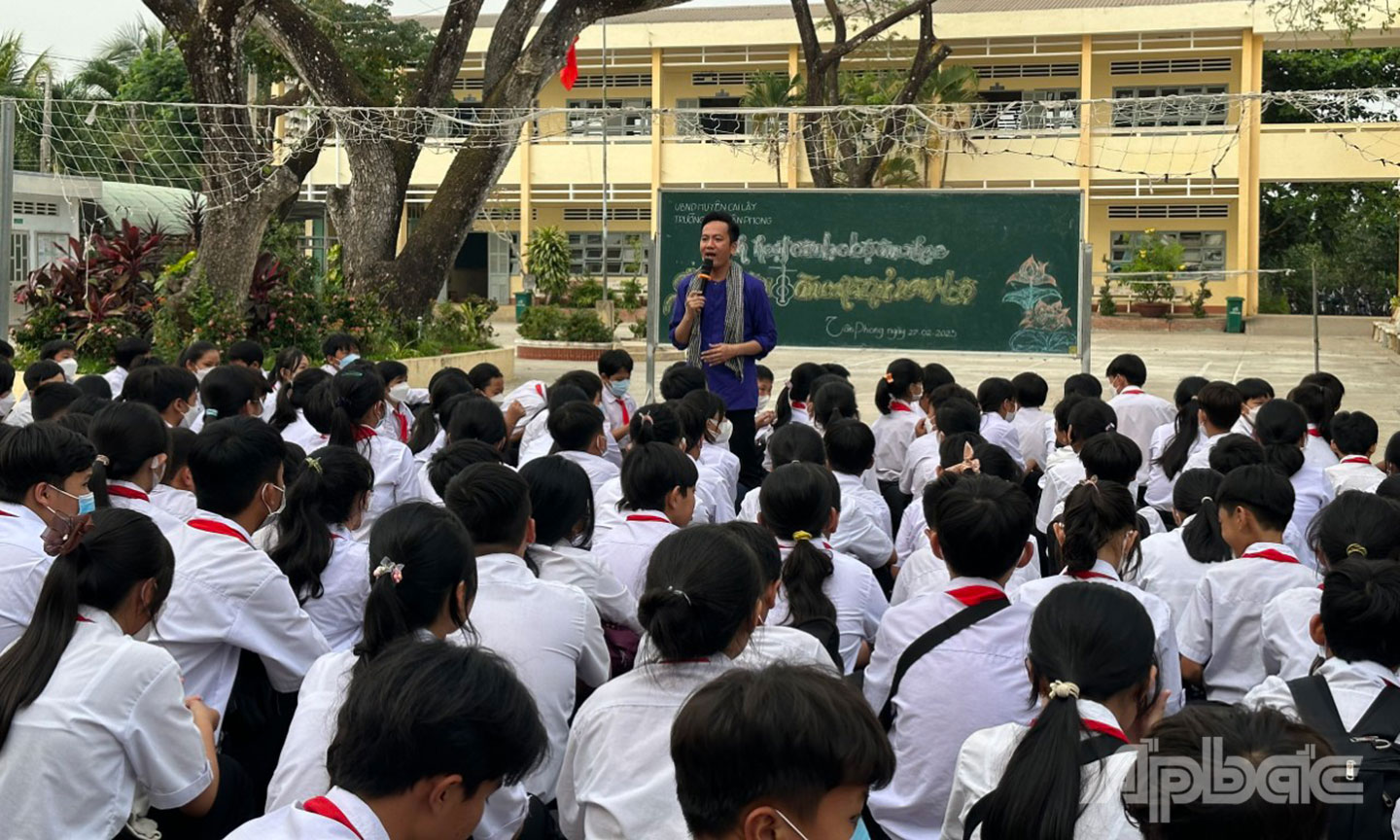   Thầy Sơn Tùng tập cho học sinh hát trải nghiệm vài câu đờn ca tài tử.