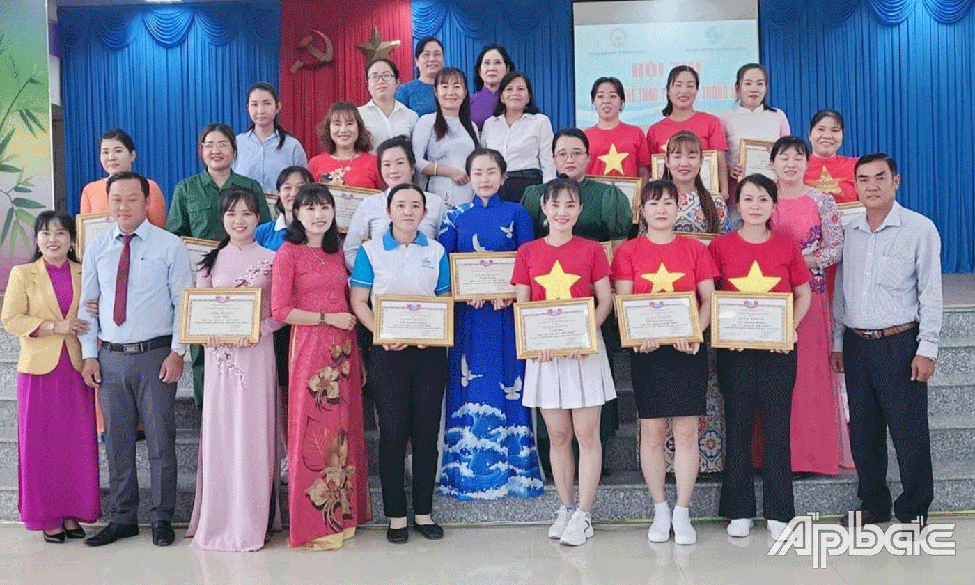 Trao giải cho các đội dự thi.