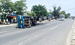 Xe tải bốc khói sau khi lật ngang