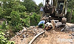 Khẩn trương khắc phục đường ống dẫn nước sinh hoạt bị bể ở ấp Tân Bường B