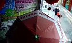 Truy tìm 2 đối tượng ném chất bẩn vào cửa hàng kinh doanh