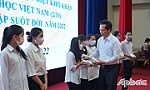 Tiếp sức học sinh đến trường