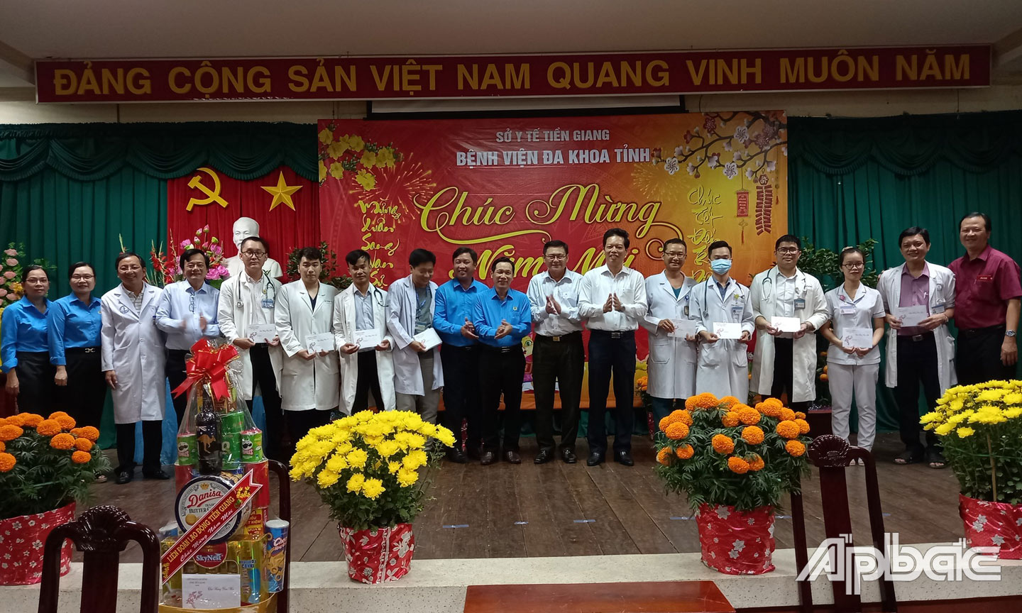 Đoàn lãnh đạo tỉnh và LĐLĐ tỉnh thăm cán bộ, người lao động Bệnh viện Đa khoa tỉnh Tiền Giang làm việc Đêm giao thừa Tết Nguyên đán Quý Mão 2023.