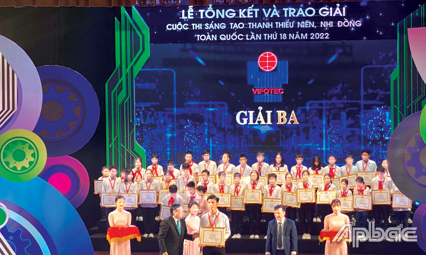 Nguyễn Tấn Khang tại Lễ trao giải Cuộc thi Sáng tạo thanh, thiếu niên và nhi đồng toàn quốc.
