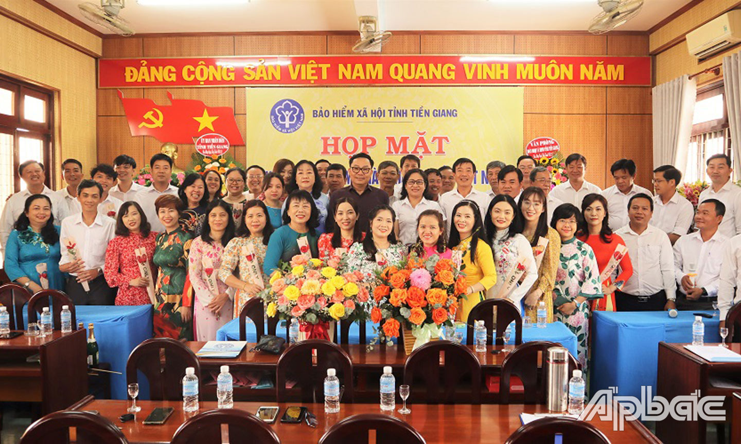 Các đại biểu tham dự buổi họp mặt chụp hình lưu niệm. 